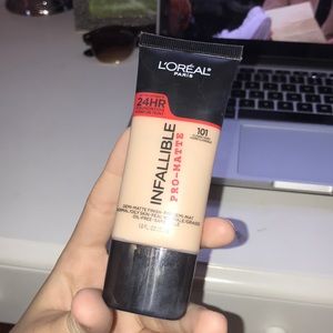 L’ORÉAL - 24 Hour Wear